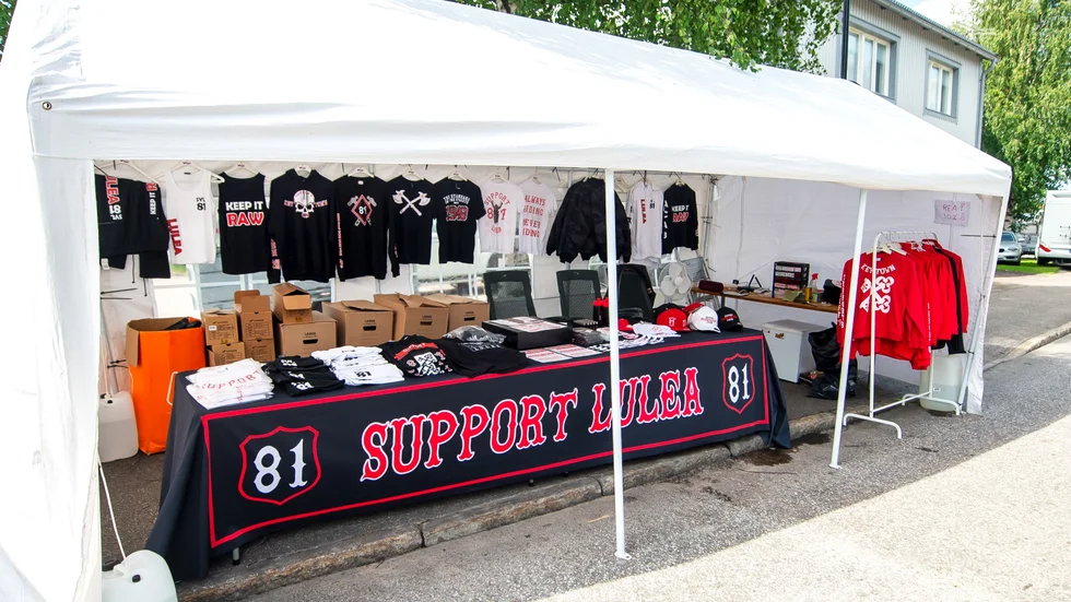 En ledande person i Hells Angels i Luleå stod under lördagen i det kritiserade marknadsståndet där supporterprylar till HA såldes.