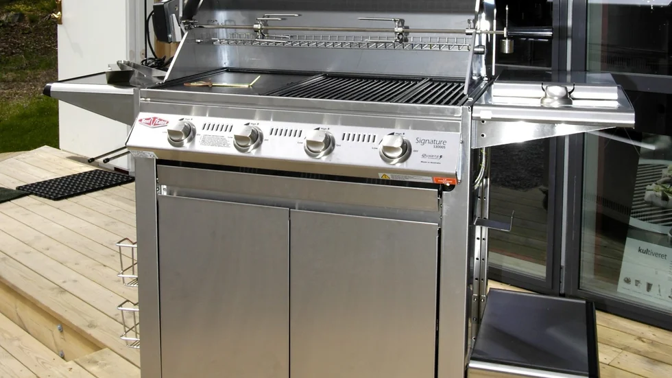 För en säker grillupplevelse uppmanar Energigas Sverige alla som använder gasolgrillar att kontrollera tryckregulatorn. Arkivbild.