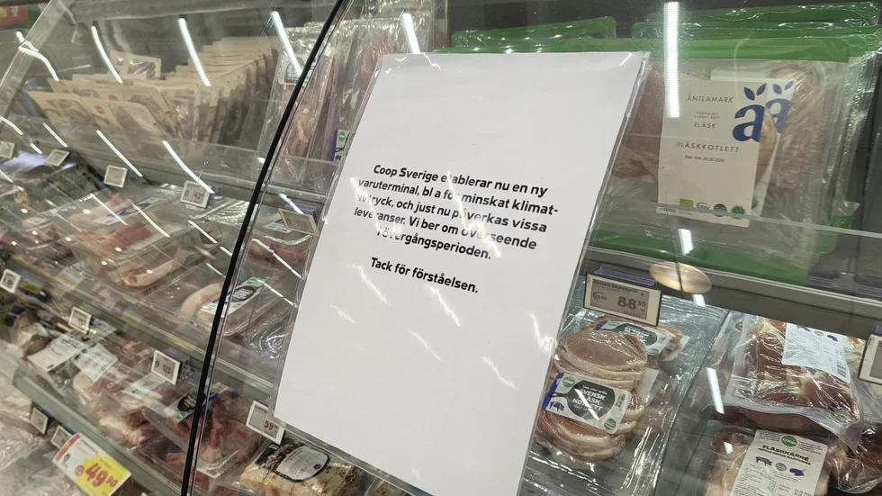 På samtliga Coop-butiker som tidningen besöker i Eskilstuna informeras kunder att leveranser kan störas på grund av driftsättandet av det nya lagret i Kjula.