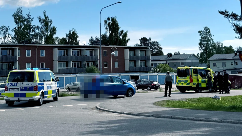 En bil och en cyklist kolliderade vid Hertsö centrum på onsdagen.