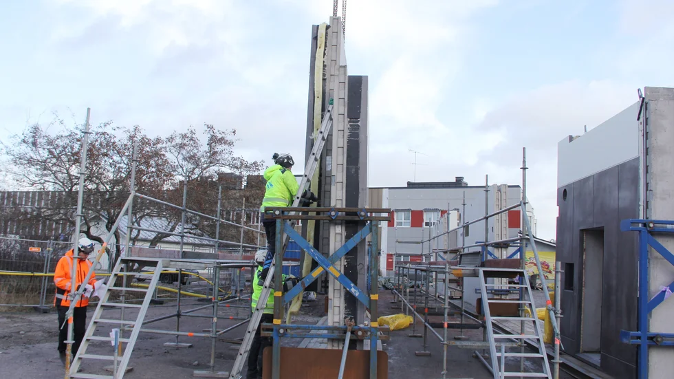 Så här såg det ut nä Tierps högsta hus Lejonet började byggas 2019. Nu kan det bli flera centrala bostäder i närheten.