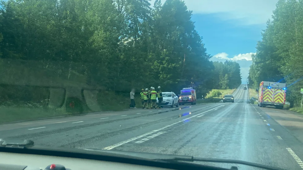 Trädet har fallit på en bil på väg 53 i Malmköping.