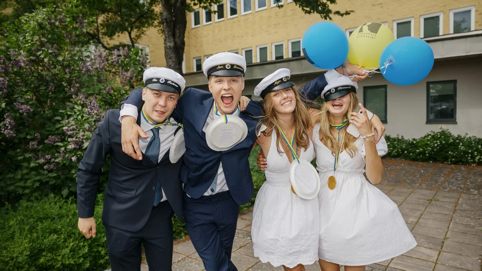 Fr.v.: Sam Giacomimi, Teo Rickmer , Maja Dahlberg och Stina Rönnevall tar studenten från Rosendalsgymnasiet.