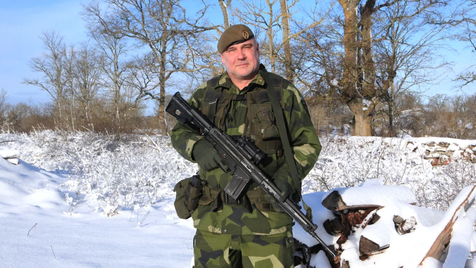Rickard Hansson har varit yrkesofficer, men är numera skogsentreprenör med sju anställda. Sedan i fjol är han dessutom chef över Gotlands hemvärnsbataljon, med den militära graden major.