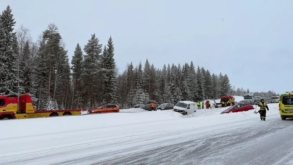 17 fordon är inblandade i masskrocken.