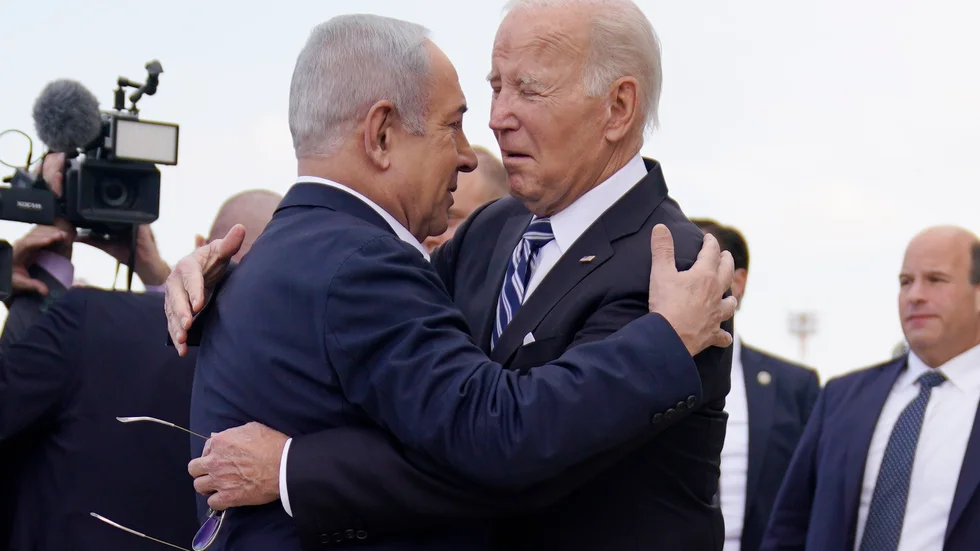 Det var då. President Joe Biden hälsas välkommen till Israel av premiärminister Benjamin Netanyahu i oktober 2023. Arkivbild.