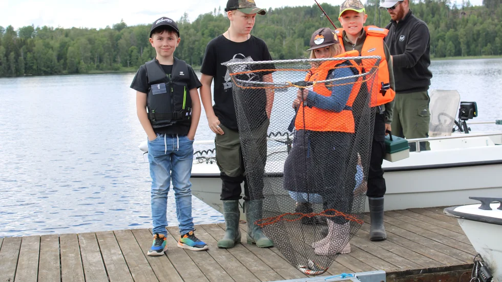 Felix Källman, Anton Tinglöv, Saga Ankarman, Einar Johansson och ledaren Fredrik Starenflykt hade precis lagt till  med båten vid Stjärneviksbadet efter en fisketur på sjön Juttern när Vimmerby Tidning var på plats den gångna helgen.
