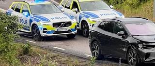 Mejade ner stolpar vid Motalabron – misstänks för rattfylleri