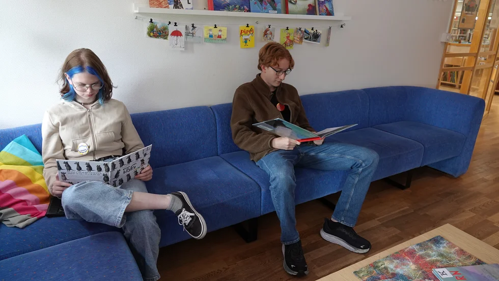 Celine Öberg och Neo Gjersvold ser fram emot att insperera barnen med sin högläsning. Piteå kommun levererar meningsfulla sommarjobb. (Arkivbild)