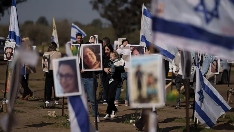 Personer vid musikfestivalen Nova kidnappades av Hamas förra året. Arkivbild.
