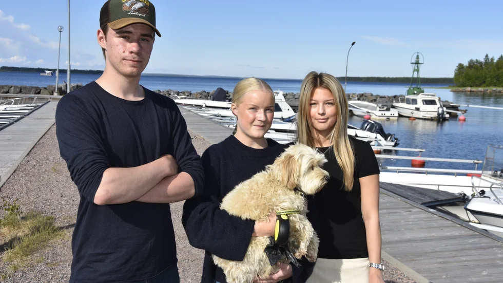 Edward Wikström, Alise Öberg (med labradoodlen Ariel) och Alvina Nyman från Brändön och Örarnas ungdomsgrupp.