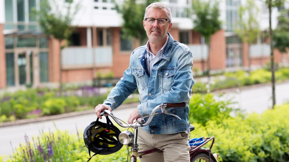 Johnny Ljung är inte bara infrastrukturchef på Katrineholms kommun, han är även cykelfrälst. Varje dag, oavsett väder, kastar han sig upp på sadeln och trampar iväg till jobbet. "Visst blir jag tävlingsinriktad när jag cyklar! Men bara på fritiden, inte på väg till och från jobbet", säger han.