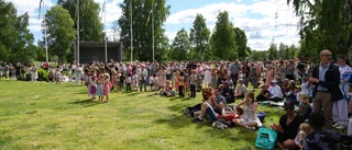BILDEXTRA: Midsommarfirare dansade och sjöng i Badhusparken 