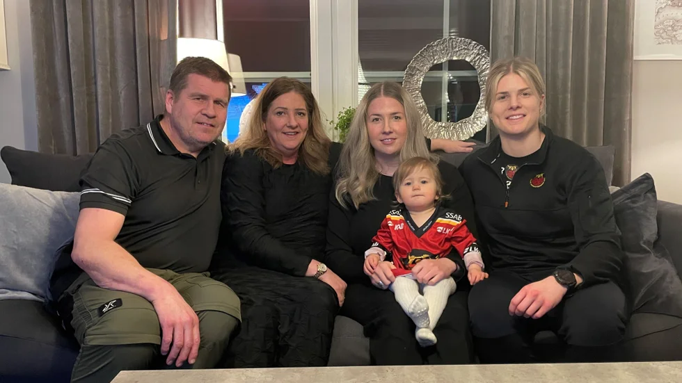Familjen Nordin samlad. Pappa Urban, mamma Ann och lillasyster Fanny med dottern Sally. Emma Nordin trivdes i sitt familjehem kvällen innan den första SM-finalen i Örnsköldsvik.