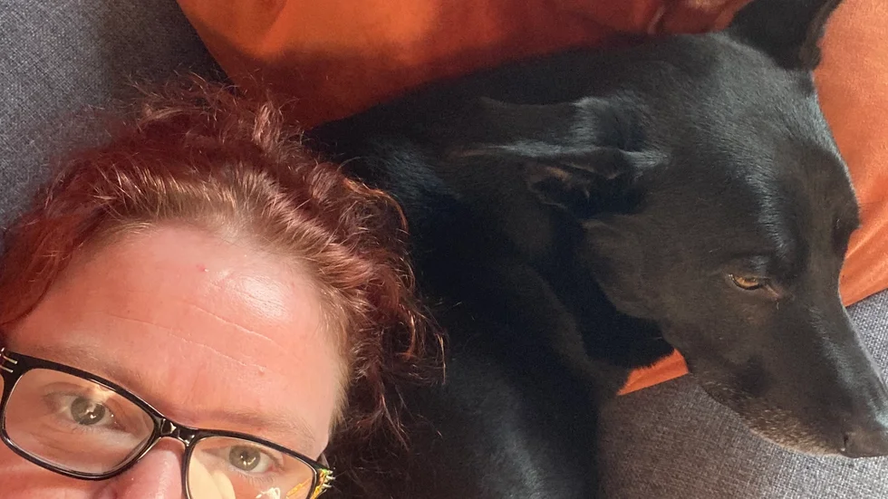 Ann-Sofi Dahlberg och hunden Velvet längtar efter våren.
