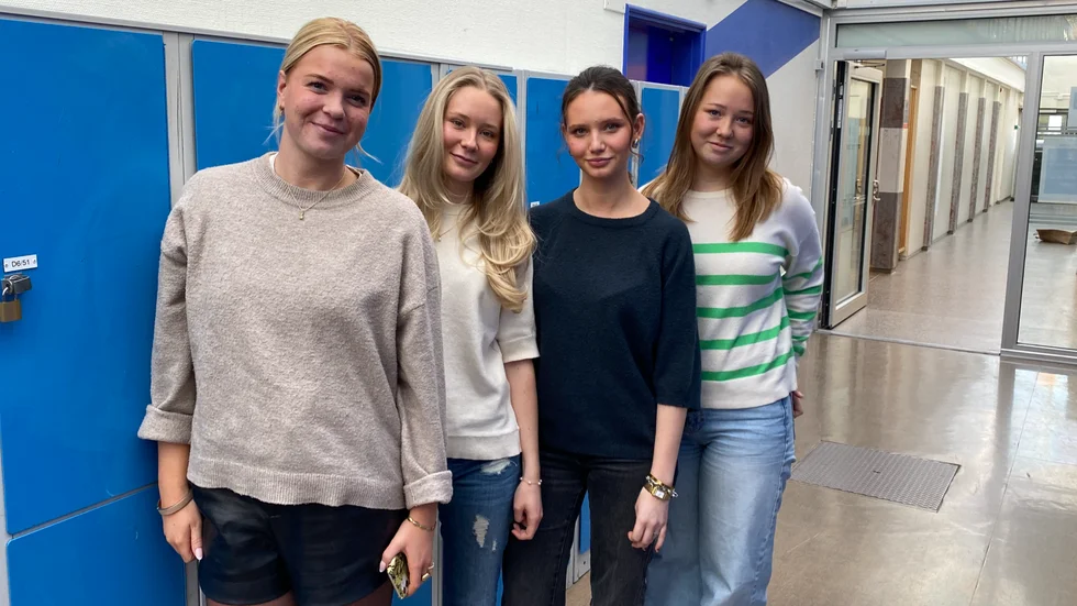 Vera Zetterström, Klara Johnsson, Sophie Rossetta och Ebba Petersson diskuterar sina digitala vanor och hur det påverkar deras psykiska hälsa. 