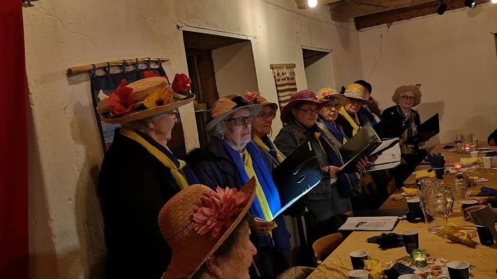 Östergarns kyrkokör sjunger vårsånger.