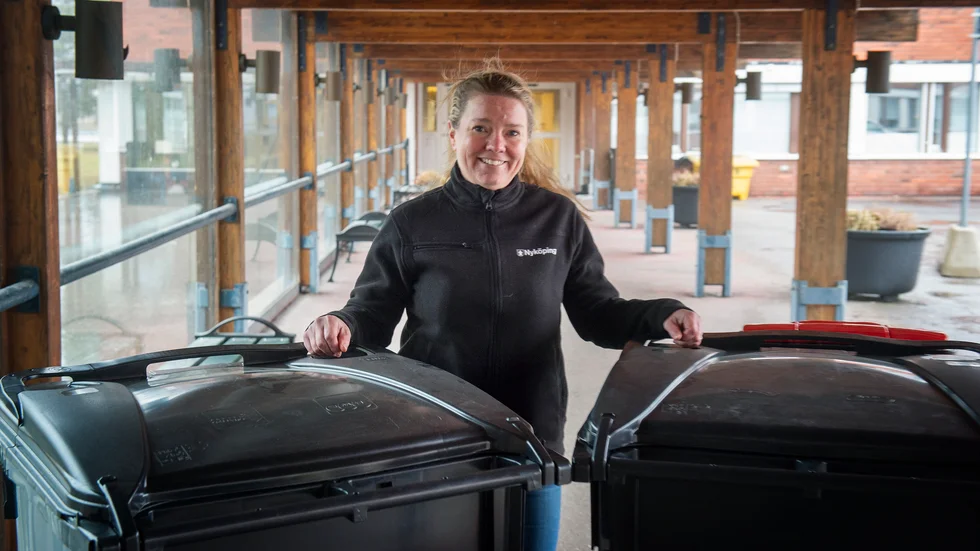 Emelie Nylund, renhållningschef i Nyköpings kommun, med de nya fyrfackskärlen.