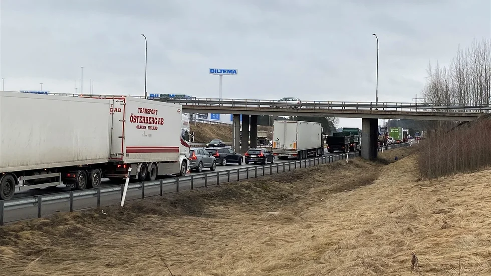 Långa köer uppstod på E20 efter olyckan.