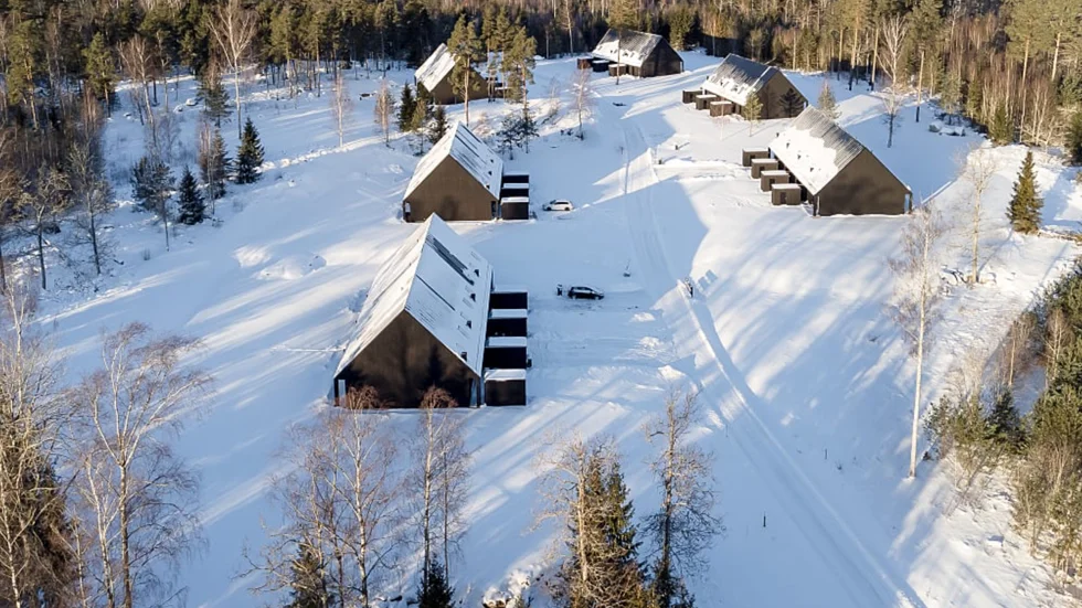 Radhuset är ett av de femtiotal som byggts upp i projektet Slottshöjden Ekolsund. 