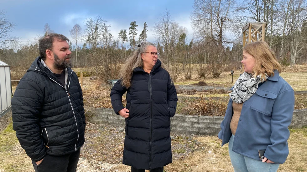 Boa Wall, Lotti Albinsson och Bettis Wall diskuterar det orimliga i att deras barn eventuellt kan få pendla från Grytgöl till Norrköping.