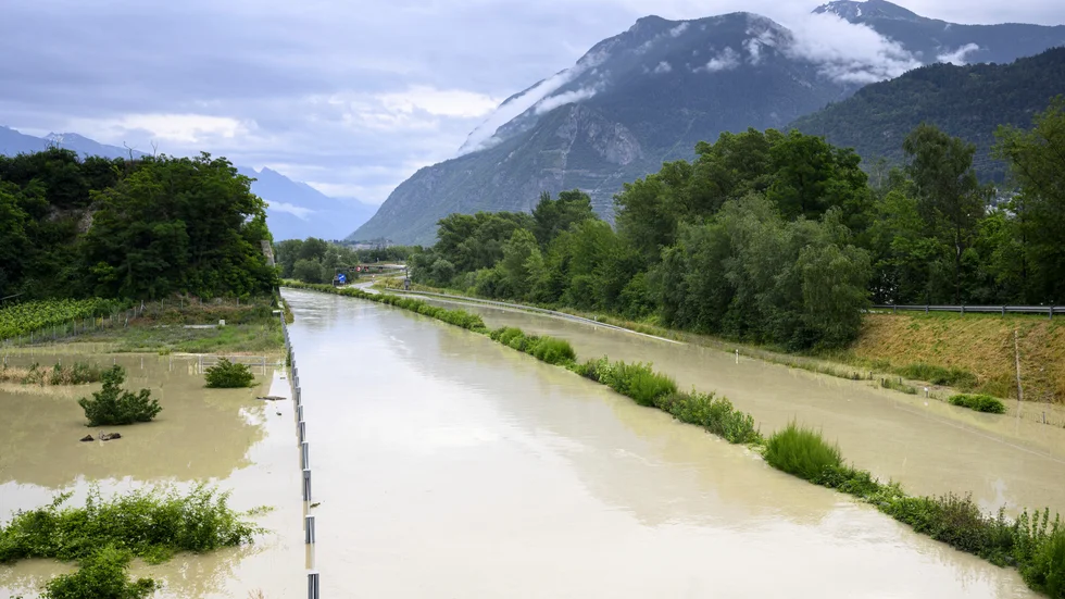 De kraftiga regnen har gjort att floden Rhône har svämmat över motorvägen A9 i Sierre, Schweiz.