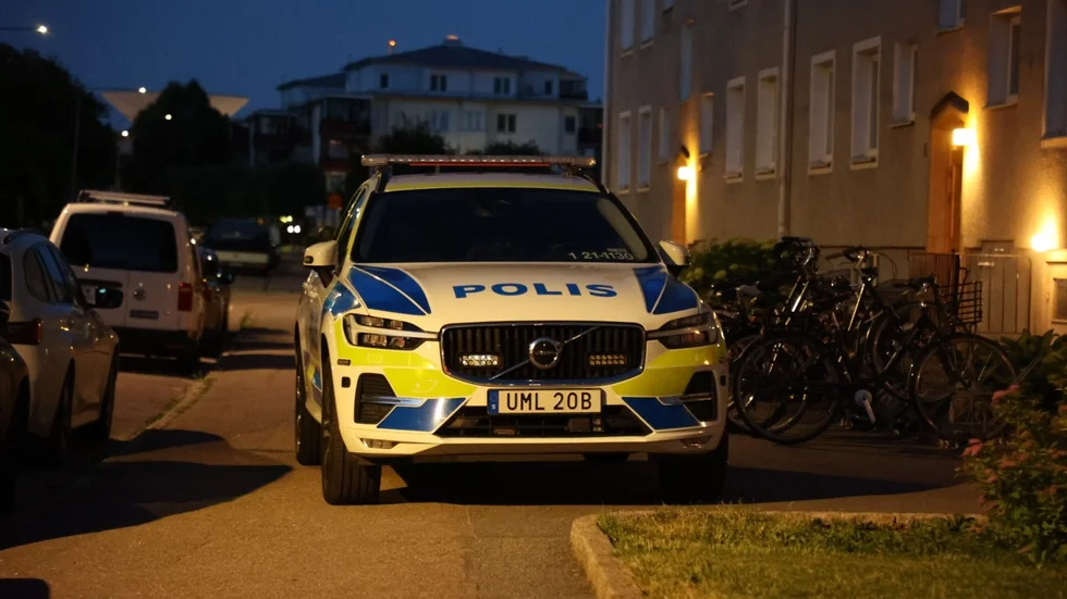 Under natten mot tisdag larmades polisen till Salabacke efter flera samtal om smällar.