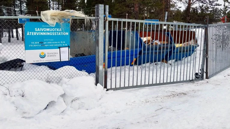 Återvinningsstationen i Saivomuotka som snart stängs. Även den i Kuttainen läggs ner. 