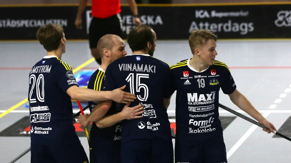 Wilmer Viinamäki och kompani i Visby IBK jublar efter ett mål mot RIG Umeå.