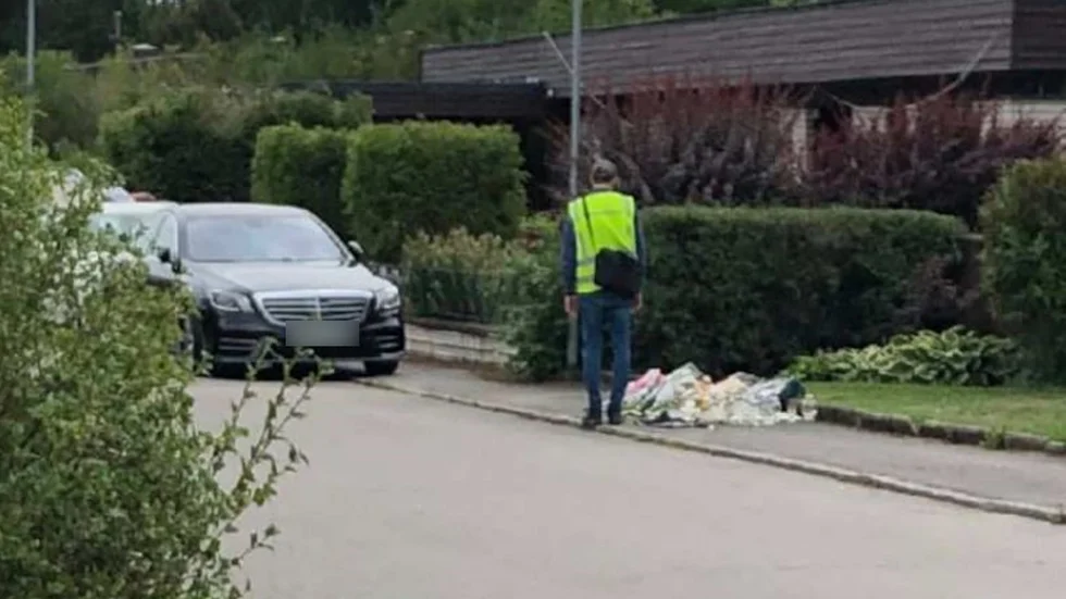 En polis i gul väst visar var mördaren befann sig när han sköt den liggande 18-åringen med flera skott.