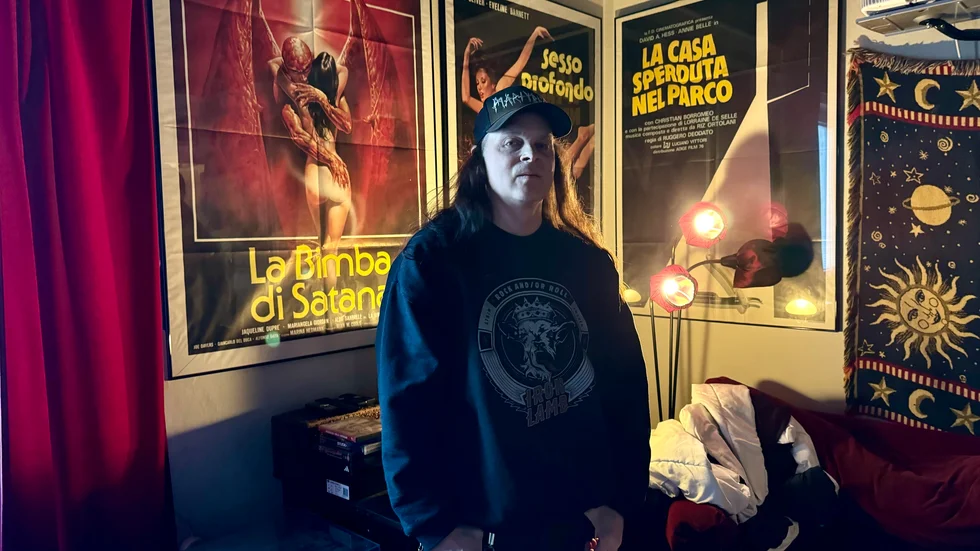 Har musiken och filmerna förstört Daniel Ekeroths liv? Han leker med tanken ibland. "Jag har ingen ordentligt utbildning och jobbar som assistent i en skola. Men det är ett givande jobb. Och jag behöver inga pengar. Jag har haft ett intressant liv och fått resa mycket. Nu vill jag bara hålla mig flytande, skriva böcker och göra musik."