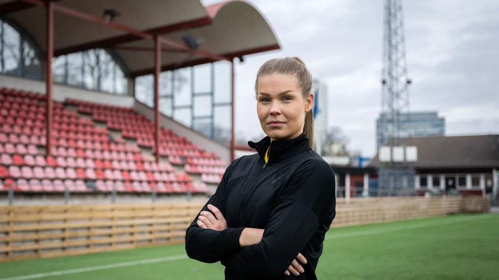 Skelleftetjejen Nina Jakobsson är tillbaka i svensk fotboll. Kommande två åren ska 29-åringe representera AIK.