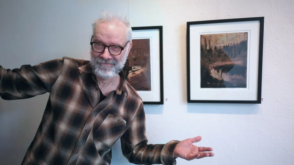Konstnären Tomas Lidén framför några tavlor som han målat med en unik fotokemisk målarteknik som han själv utvecklat. Till hösten kommer han att ställa ut i Luleå.