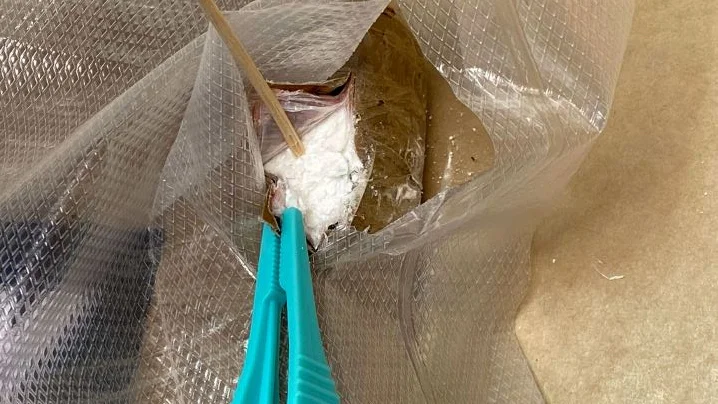 Polisens bild på påsen med kokain som hittades i bilen.