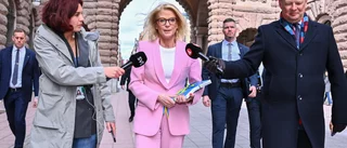 Sänkt skatt på lön, pension och flyg övervägs