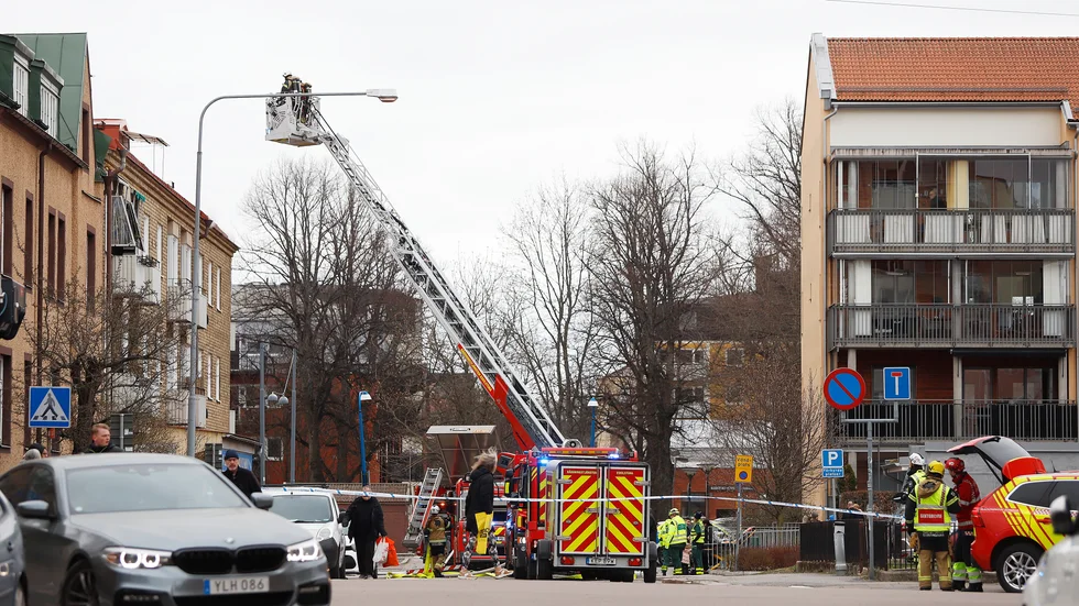 Vinden på flerfamiljshuset var rökfylld när räddningstjänsten kom till platsen.