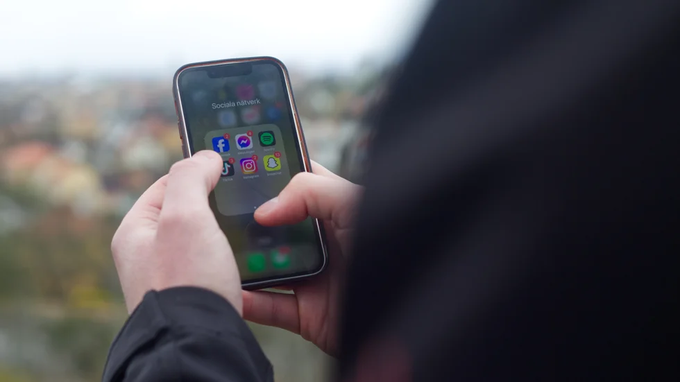 Är sociala medier bra eller något problematiskt. Platenelevernas undersökning visar Motalabornas blandade känslor.
