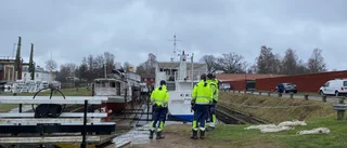 Mycket folk när båtsäsongen i Göta kanal började med utdockningen