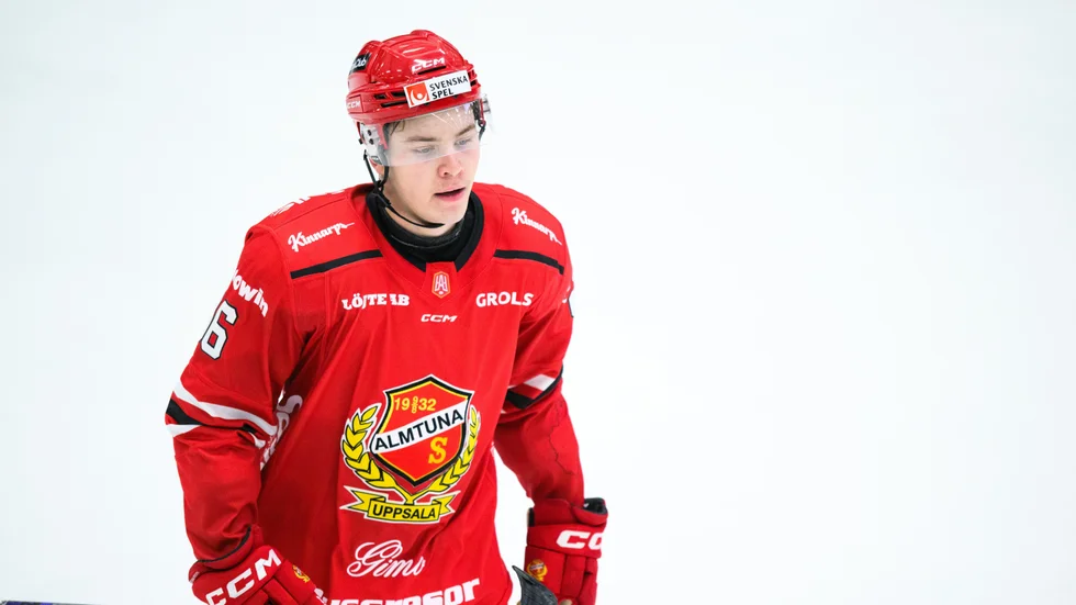 William Proos stannar i Almtuna kommande säsong. Ett nytt kontrakt är påskrivet.