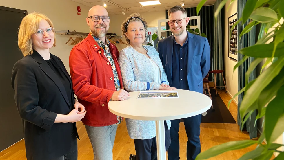 Unn Harsem (C), Hans Wennberg (MP), Helena Proos (S) och Neil Ormerod (V) presenterar en budget med ett litet plus på sista raden.