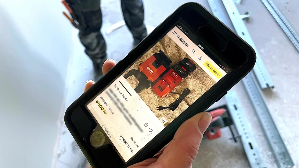 Hantverkarna har sparat skärmdumpar på auktionerade verktyg och arbetsmaskiner som de känner igen som sina. Polisen i Motala gjorde nyligen husrannsakan hemma hos en person som misstänks ligga bakom annonserna.