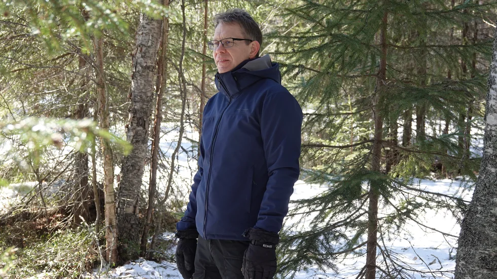 Tomas Carlsson, Bergsviken, är medlem i Norrbottens ornitologiska förening och Birdlife Sverige. Nu tar fågelföreningarna strid mot mångmiljardären Roger Akelius som vill avvverka skog utanför byn.