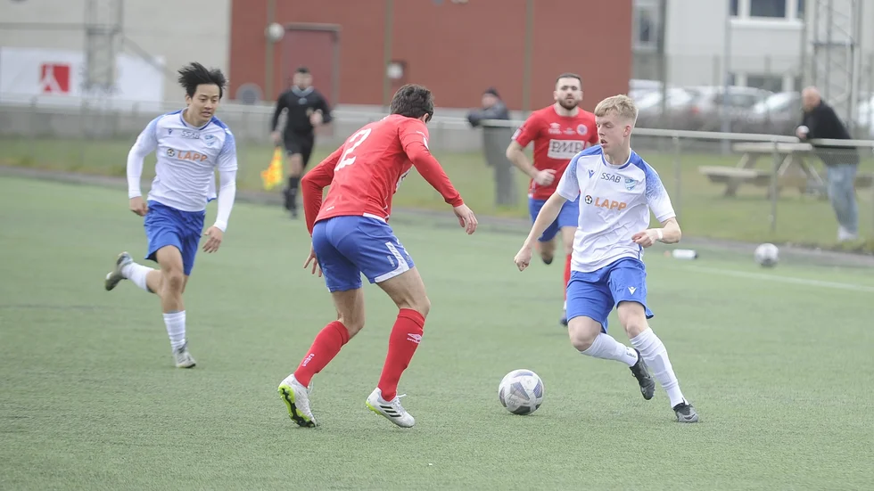 IFK Nyköpings Liam Thunström utmanar en Karlslundsspelare. Bakom stormar lagkamraten Adam Tsoi fram. Han var strålande när hans lag kunde ta seriespelets första seger.