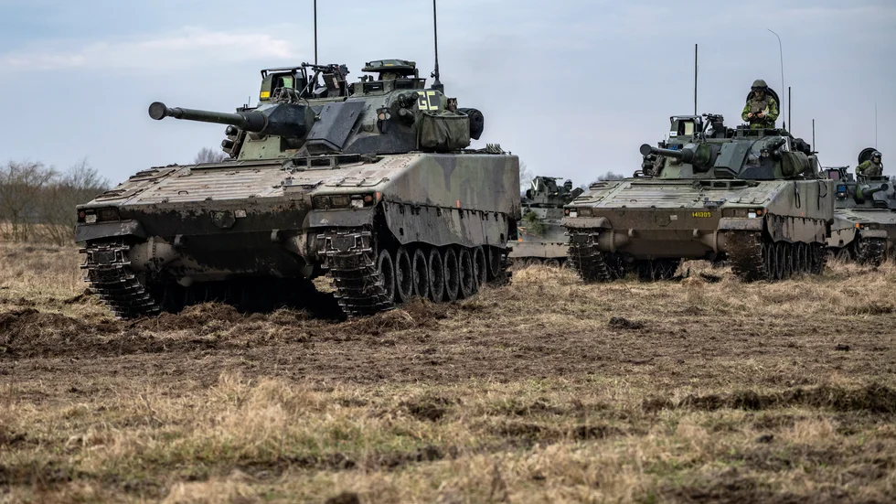 Stridsfordon 90 har skänkts av Sverige till Ukraina. Ett sätt att göra mer är att regionen börjar investera i försvars- och vapenindustri, menar artikelförfattarna.