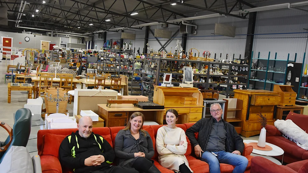 "Det är en bra lokal som vi kan växa i hur vi vill", säger Peter Sundström, produktionsledare på ÅterbruksBoden. Till höger om honom sitter Lena Goldkuhl (S), ordförande samhällsbyggnadsnämnden, Ida Karkiainen (S), riksdagsledamot, och Jan-Olov Ek, enhetschef på kommunen.