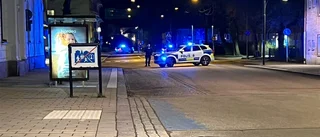 Körde rakt in i polishusets grind – 34-åring häktad