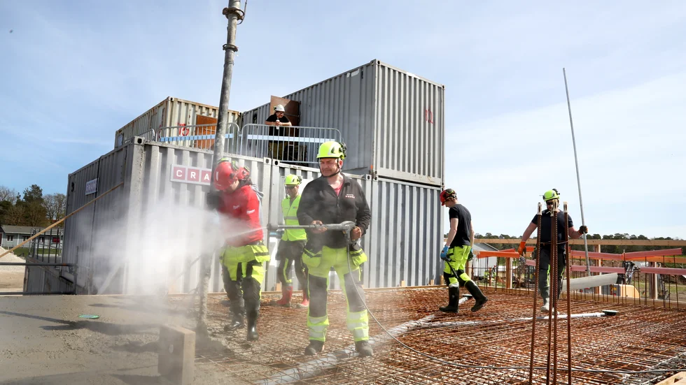 Bygg- och anläggningsprogrammet på Wisbygymnasiet med läraren Peter Malkan som projektansvarig kunde i fredags gjuta valvet till våningsplan två. Här ska räddningstjänsten öva lägenhetsbrand.