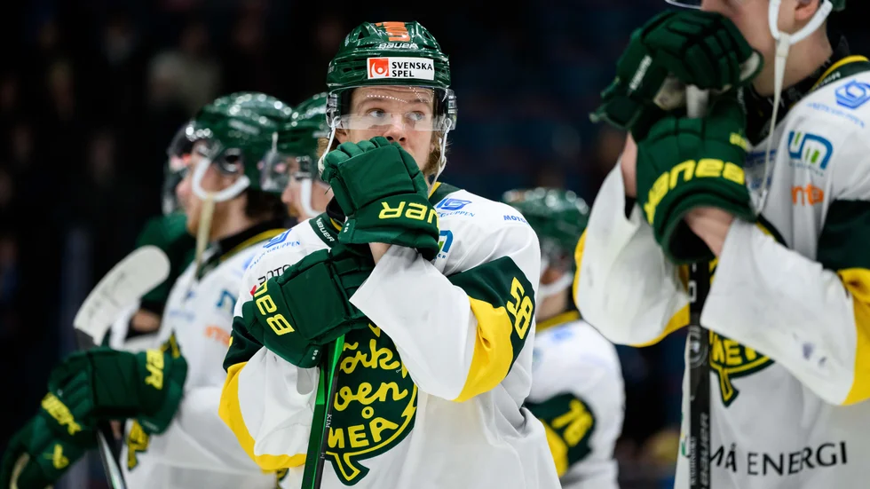"Det var ett ganska enkelt beslut för mig. Även om Björklöven är en bra klubb, med fantastiska supportrar, och jag och tjejen har trivts i Umeå och fått vänner för livet där. Jag är fortfarande hyfsat ung och vill inte nöja mig med en roll som jag inte kommer att få ut mitt max i", säger Kim Johansson om sitt klybbyte.