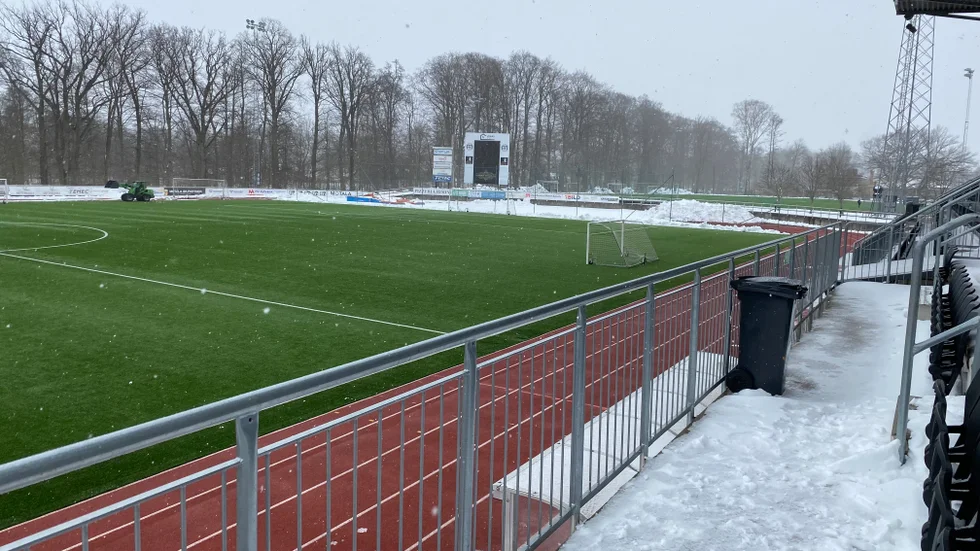 Snön kom till Idrottsparken även i år, vilket irriterar de som har sitt hem här. Men det kommer ljusare tider. Maja Nilsson, som har sin bakgrund på IP, är ett bra exempel på en idrottare som vänt bakslag till framtidstro.