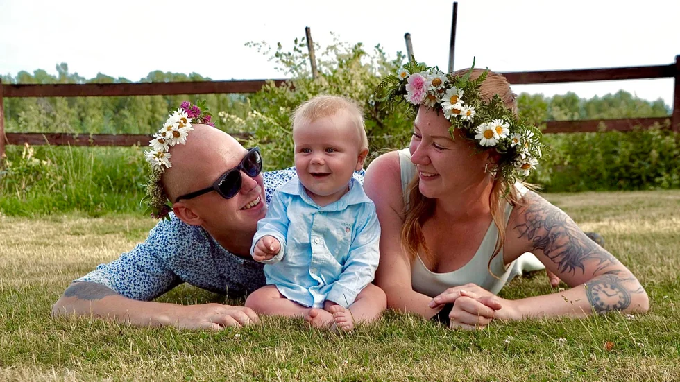 Walle tillsammans med pappa Jeppe och mamma Emmelie. 